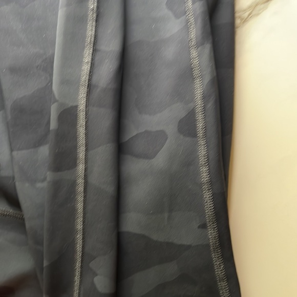 Alo Yoga Vapor Performance Leggings in Putty Camoflauge - Picture 7 of 7